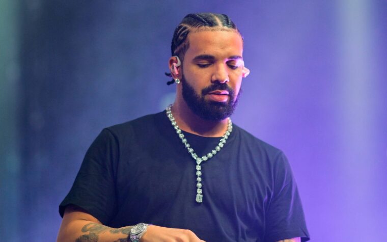 Drake demande à l'hélicoptère de presse de Toronto d'arrêter de survoler son manoir alors qu'un troisième intrus est arrêté