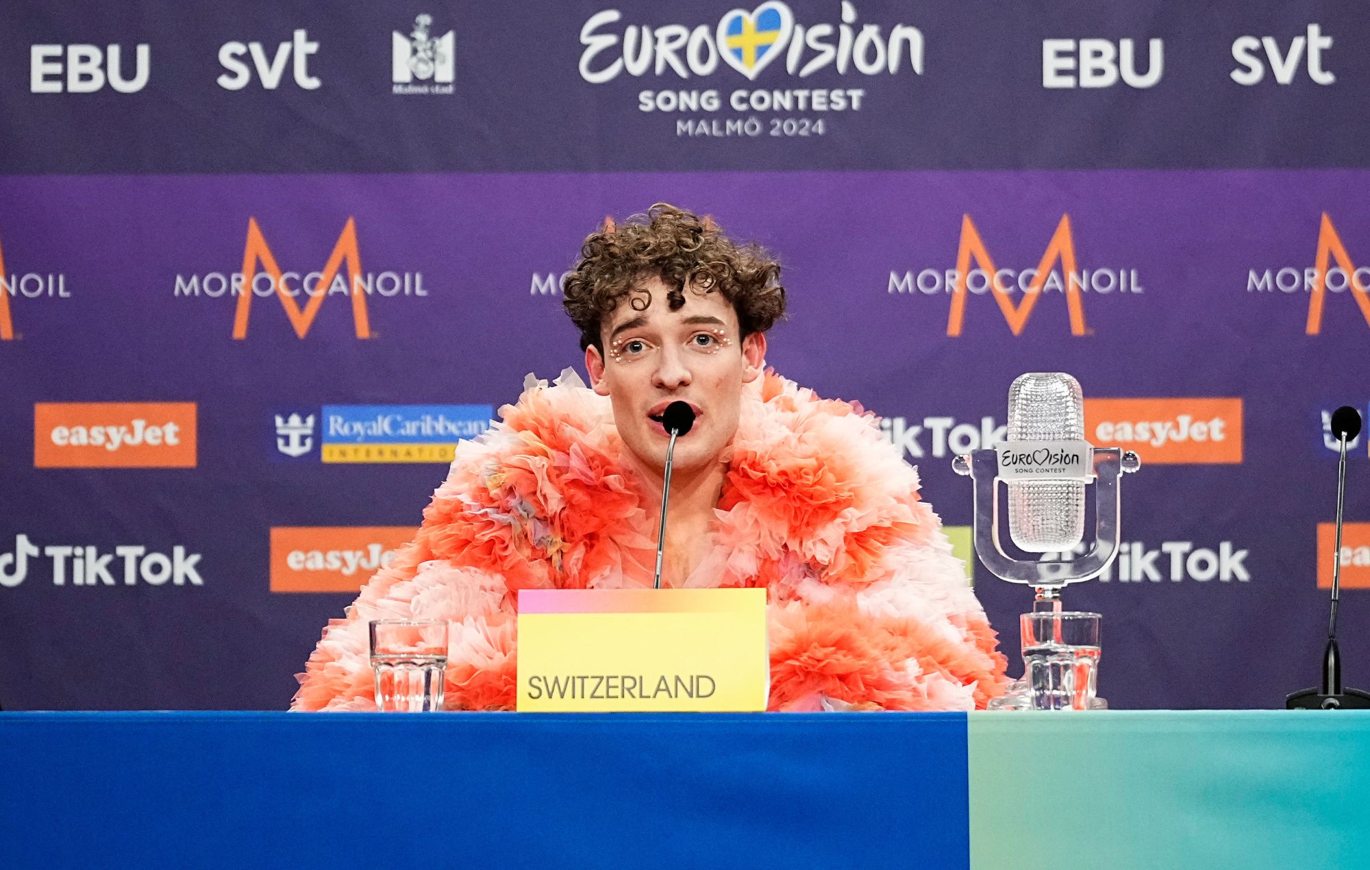   Nemo de Suisse, vainqueur du Concours Eurovision de la chanson, assiste à la conférence de presse après la grande finale du Concours Eurovision de la chanson 2024 à la Malmö Arena le 11 mai 2024 à Malmö, en Suède.