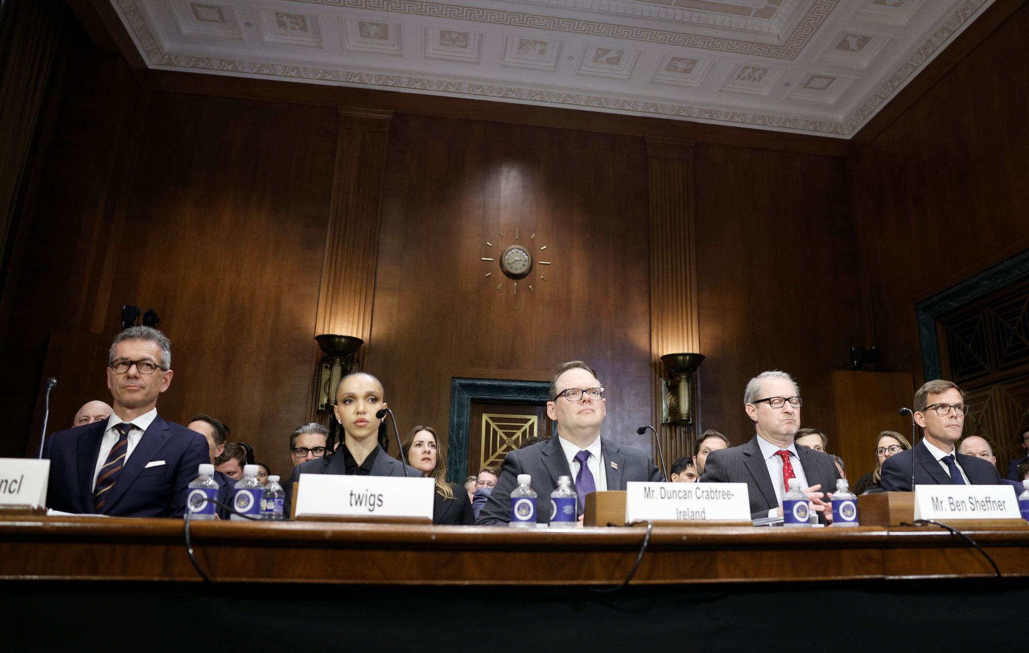 Robert Kyncl, PDG de Warner Music Group, l'auteur-compositeur-interprète britannique FKA Twigs, Duncan Crabtree-Irlande, directeur exécutif national d'AG-AFTRA, Ben Sheffner, vice-président principal et avocat général associé de la Motion Picture Association, président et chef de la direction de Digital Media Association, Graham Davies et Lisa P. Ramsey, professeur de droit à la faculté de droit de l'Université de San Diego, écoutent lors d'une audience sur la loi "The Nurture Originals, Foster Art, and Keep Entertainment Safe (NO FAKES)" 
