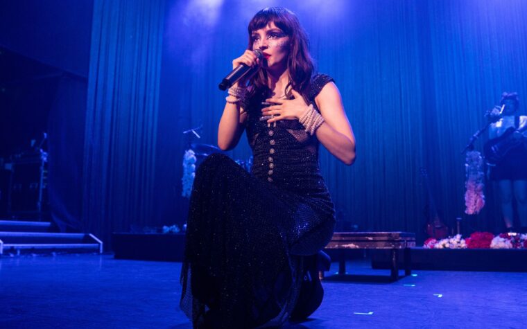 Lauren Mayberry de Chvrches sur l'impact des deepfakes et "une décennie de menaces de viol ou de mort sur Internet"