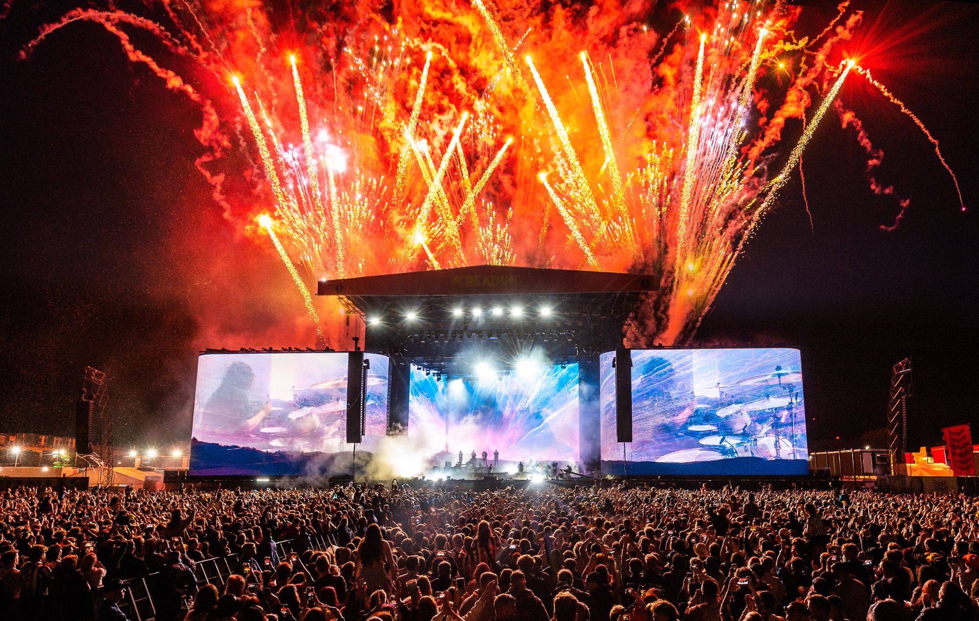Vue générale du feu d'artifice de la scène principale le premier jour du Reading Festival 2023 à Richfield Avenue le 25 août 2023 à Reading, en Angleterre.