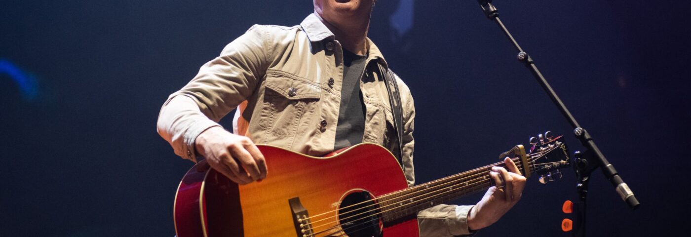 James Blunt annonce une tournée britannique et européenne pour le 20e anniversaire de « Back To Bedlam » ainsi qu'une réédition