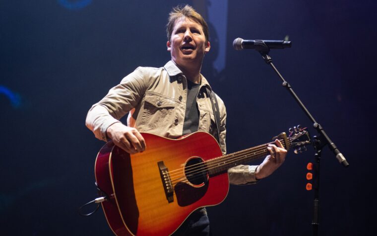 James Blunt annonce une tournée britannique et européenne pour le 20e anniversaire de « Back To Bedlam » ainsi qu'une réédition