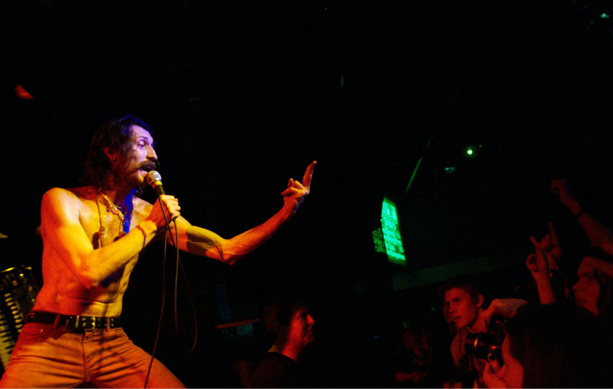Eugene Hutz de Gogol Bordello se présentant sur scène au Leadmill de Sheffield 