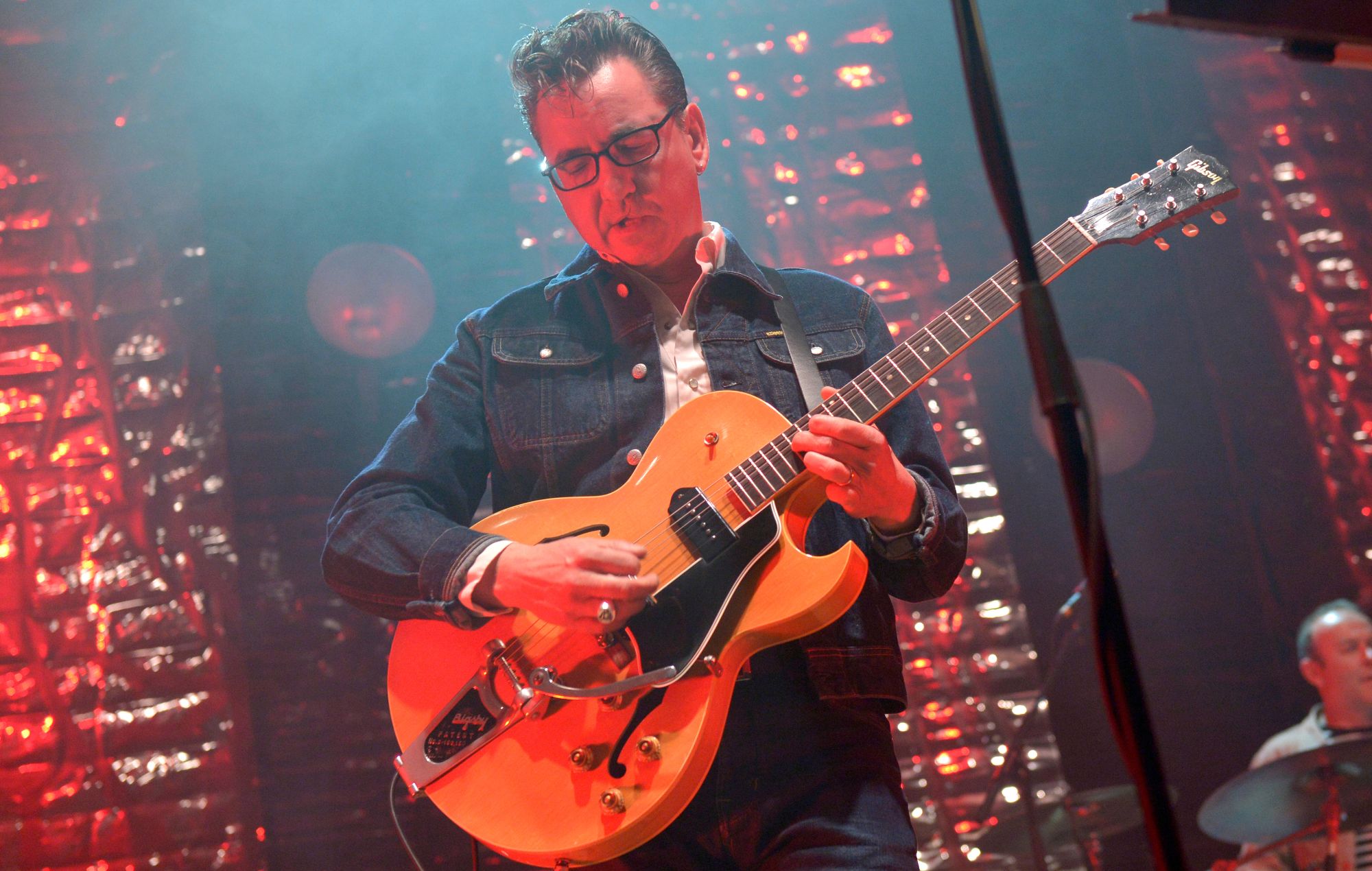 Richard Hawley se produit à l'hôtel de ville de Sheffield, en Angleterre.