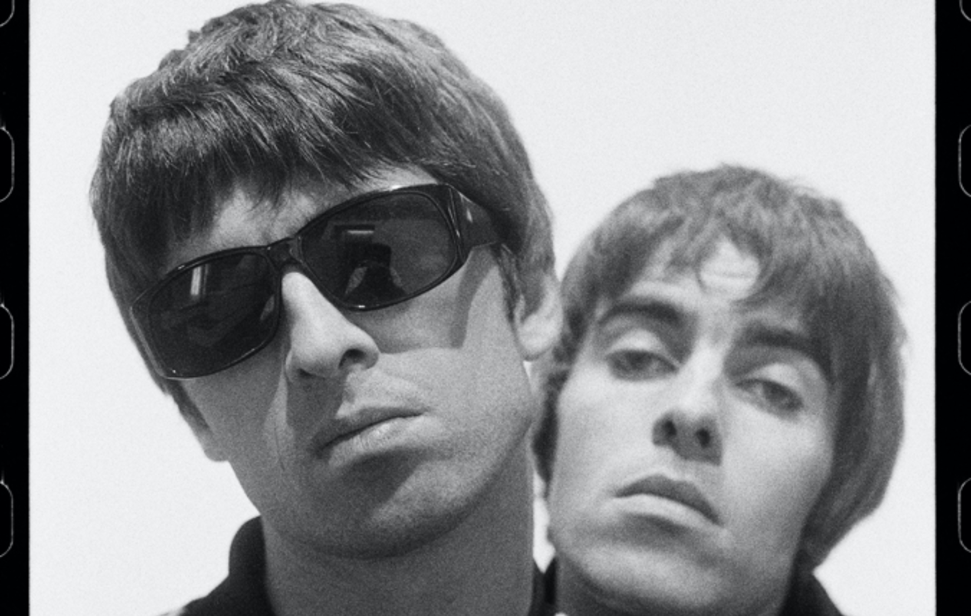 une photo en noir et blanc de Noel et Liam Gallagher d'Oasis