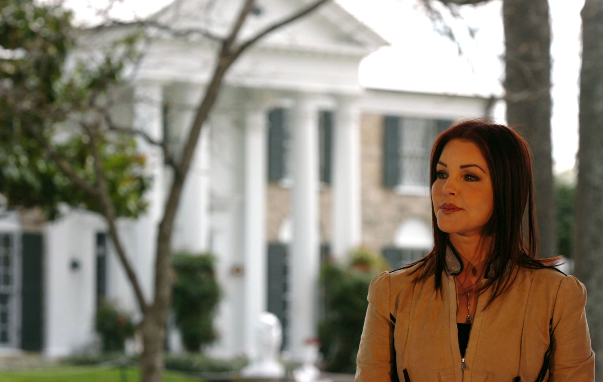 Priscilla Presley devant Graceland