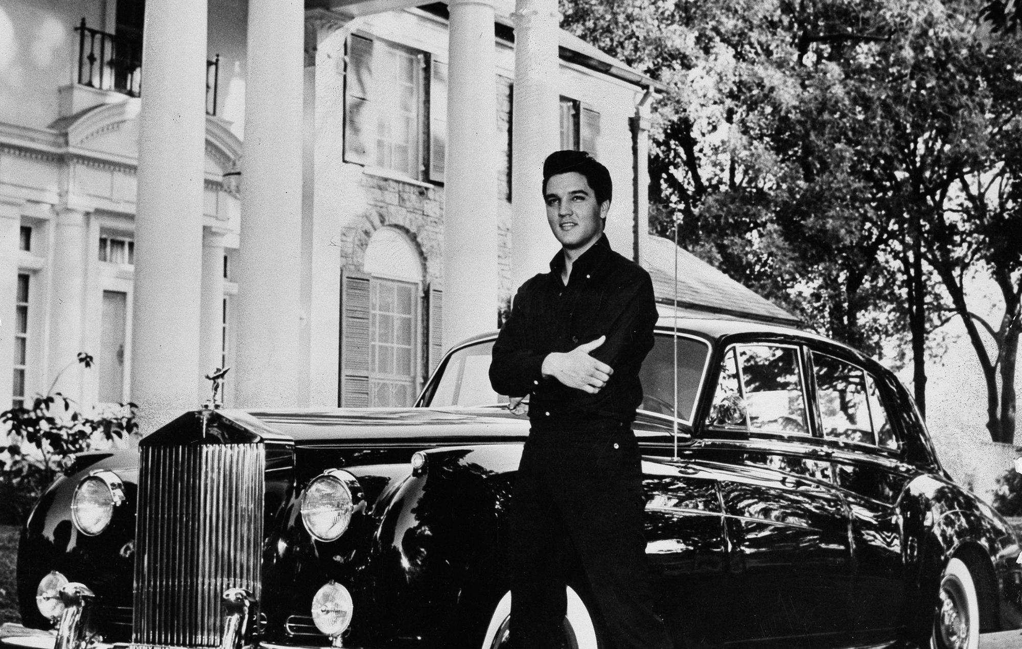 Elvis avec Rolls Royce devant sa villa « Graceland » à Memphis, Tennessee