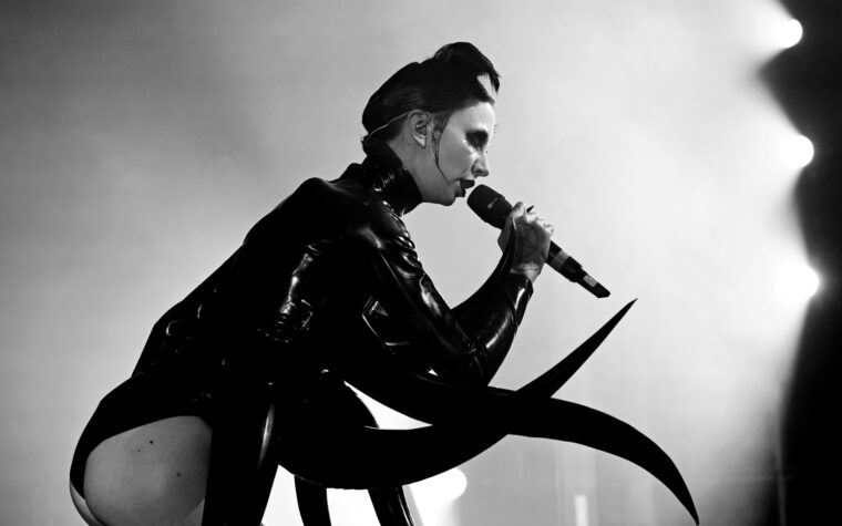 Bambie Thug, candidat irlandais à l'Eurovision, annonce une tournée britannique et européenne en 2024 : « Crown The Witch »