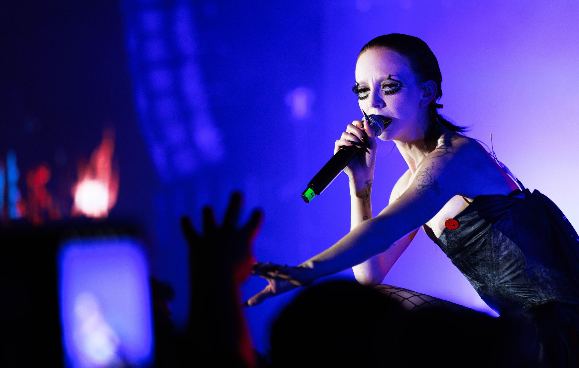 Bambie Thug, le participant irlandais au Concours Eurovision de la chanson 2024, se produit à l'Eurovision PreParty ES 2024 le 30 mars 2024 à Madrid, en Espagne.