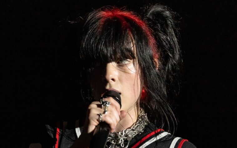 Billie Eilish dit qu'elle a pleuré après avoir interprété "The Greatest" pour la première fois