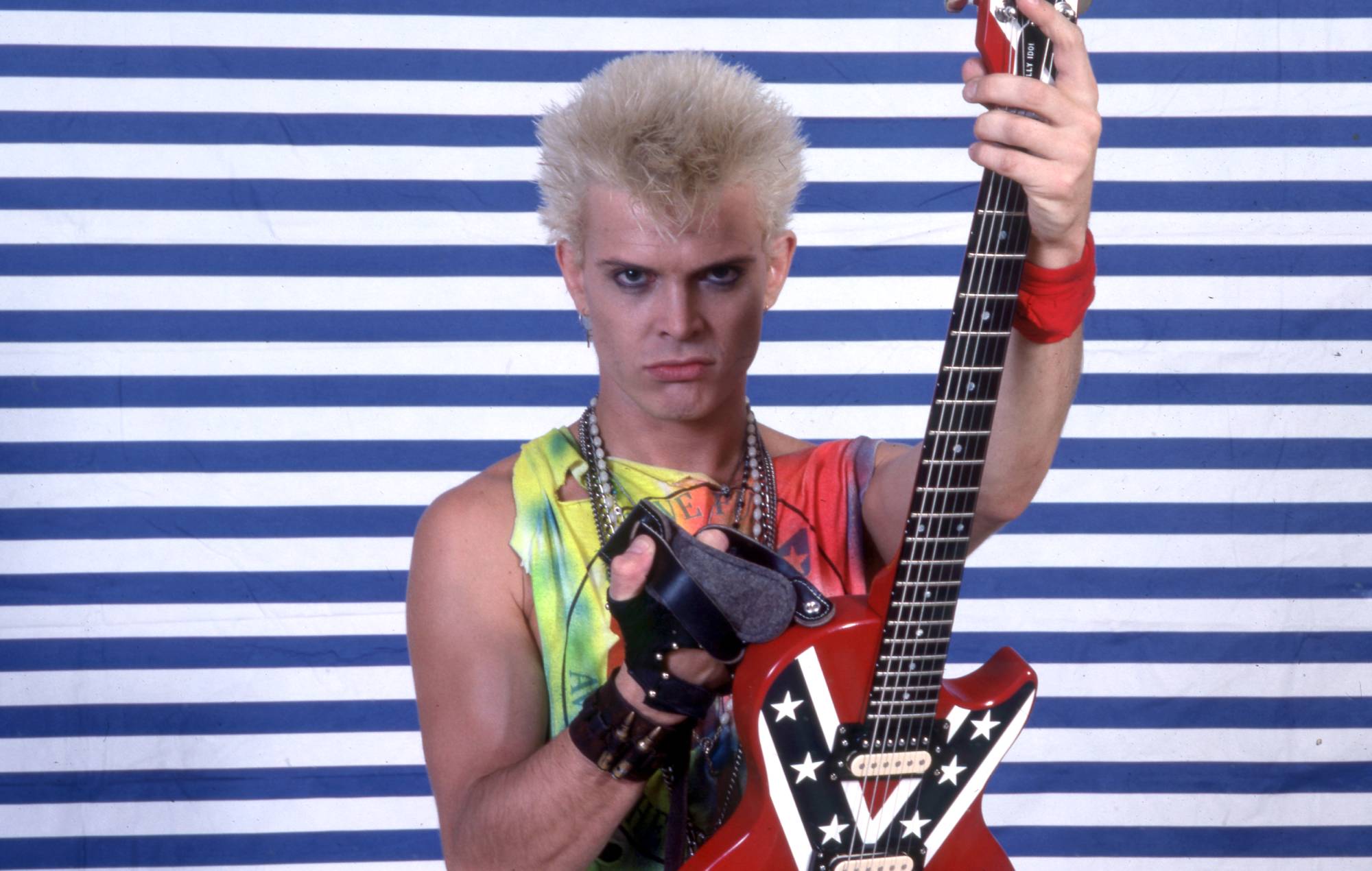 Le musicien, chanteur, auteur-compositeur et acteur anglais Billy Idol pose dans les coulisses du Pine Knob Music Theatre de Clarkston, Michigan, le 23 mai 1987.  (Photo de Ross Marino/Getty Images)