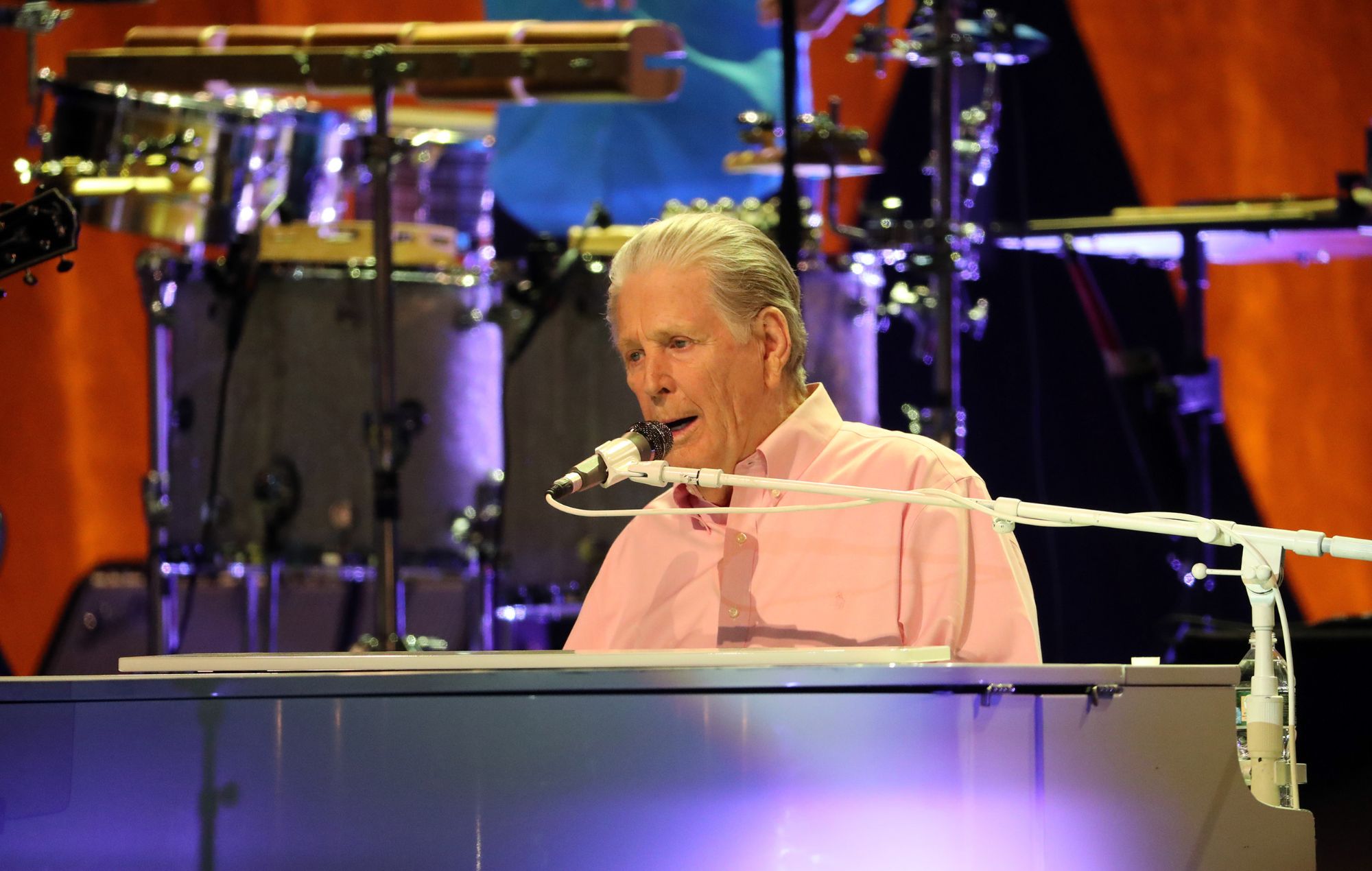 Brian Wilson et le Brian Wilson Band se produisent lors du « Brian Wilson--Greatest Hits: Live avec Al Jardine et Blondie Chaplin Show au Mayo Performing Arts Center le 13 octobre 2021 à Morristown, New Jersey.
