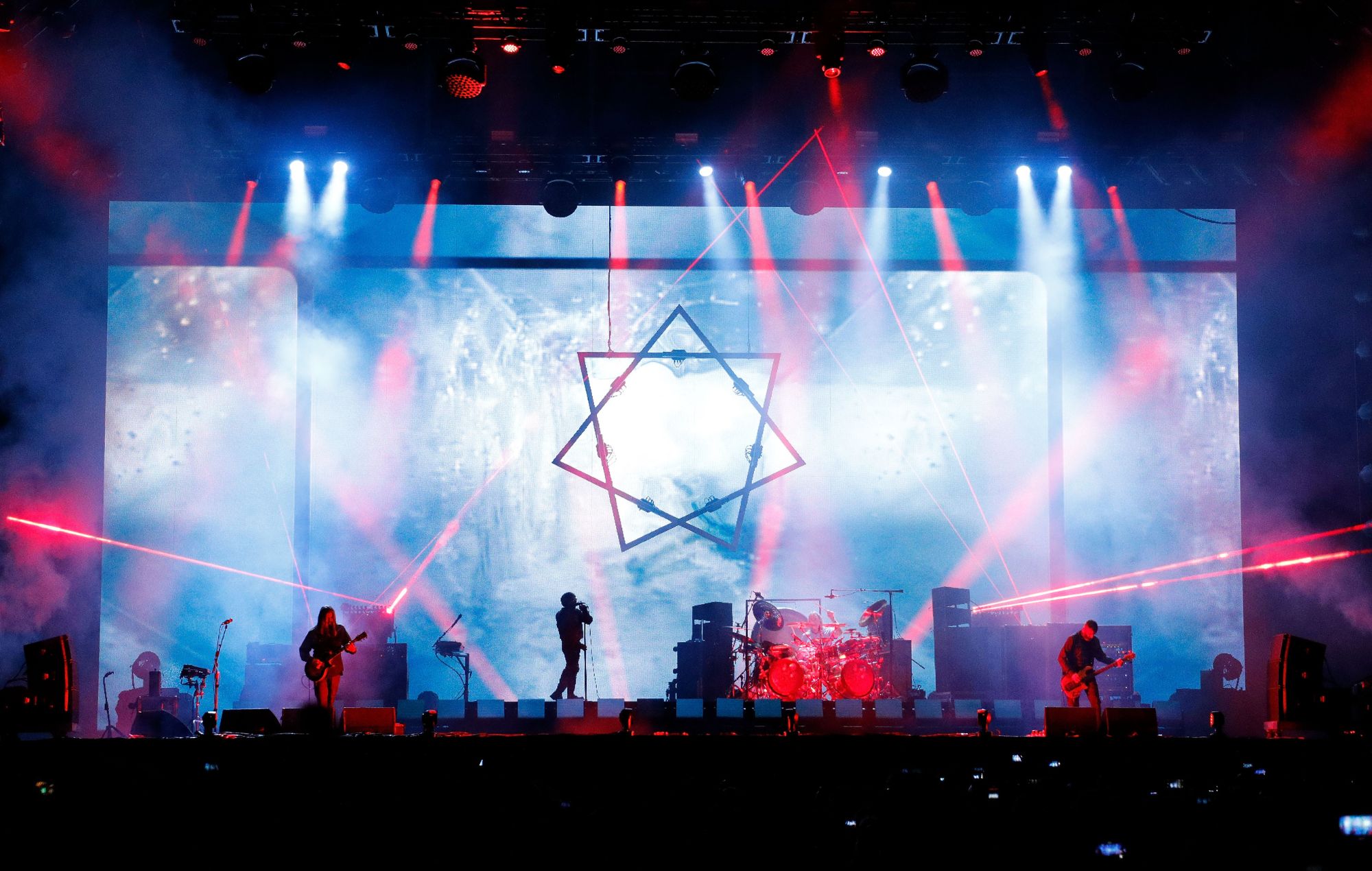 Adam Jones, Maynard James Keenan, Danny Carey et Justin Chancellor of Tool se produisent en direct sur scène