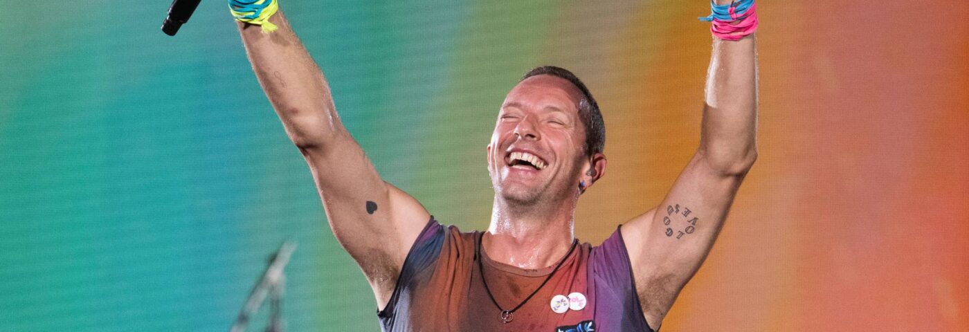 Coldplay met fin au titre du Big Weekend avec « Orange », écrit en l'honneur du Luton Town FC
