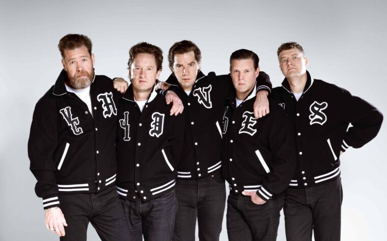 Découvrez la reprise tapageuse de The Hives de « Hooked On A Feeling » de Blue Swede