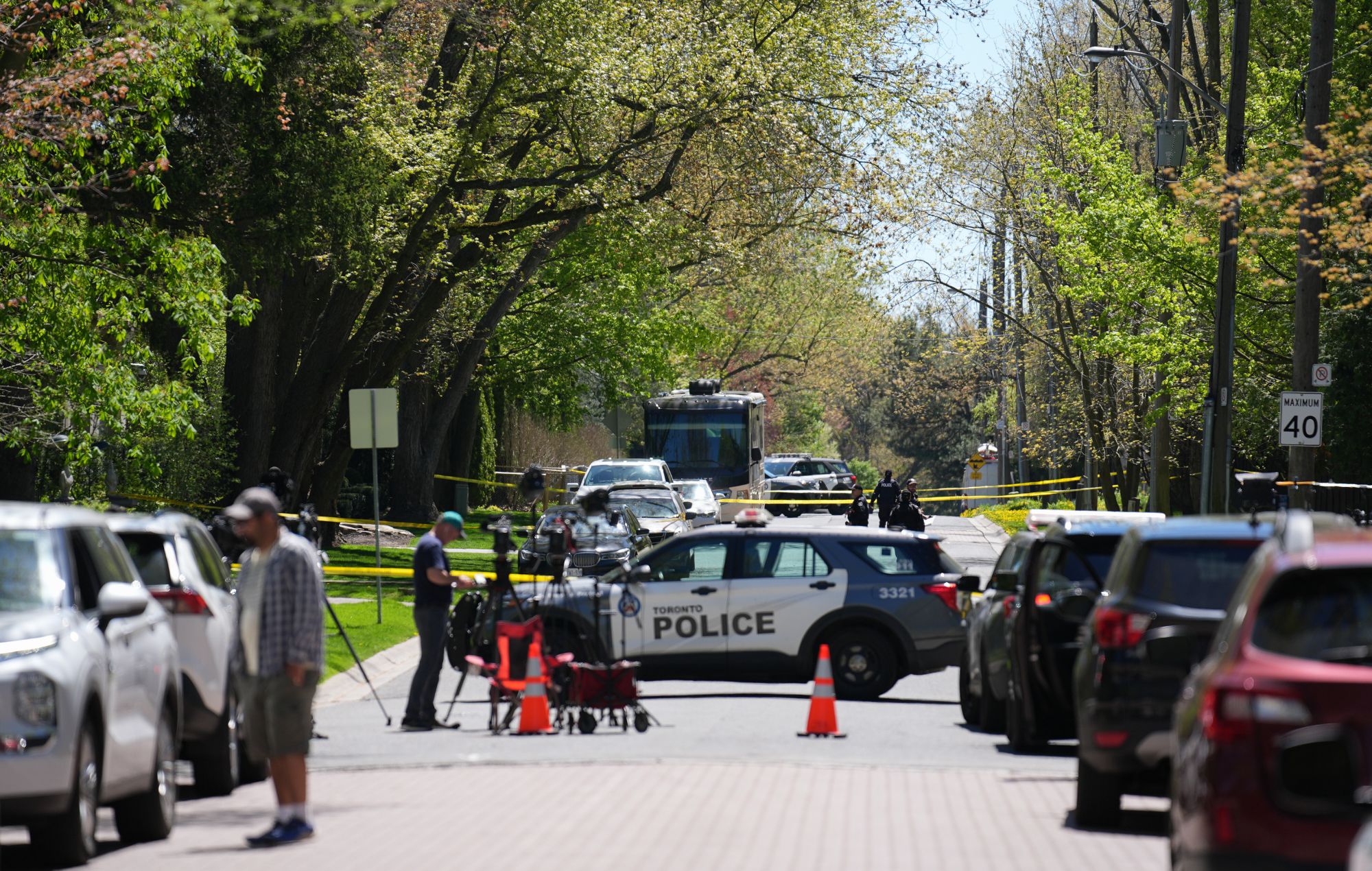 La police de Toronto enquête à l'extérieur du manoir du rappeur Drake après une fusillade nocturne qui a hospitalisé un agent de sécurité le 7 mai 2024 à Toronto, Ontario, Canada.