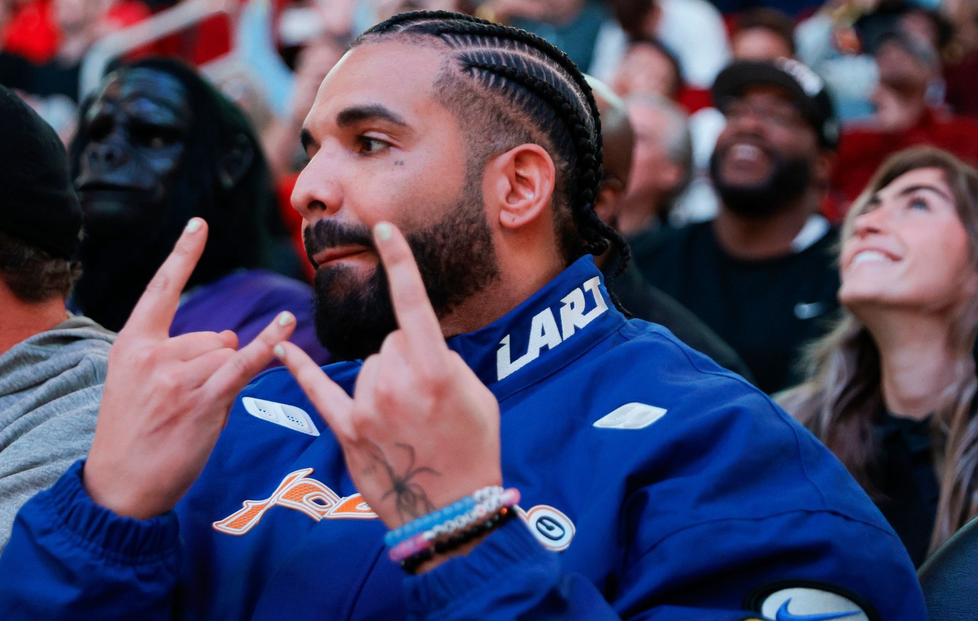 Drake assiste à un match entre les Houston Rockets et les Cleveland Cavaliers au Toyota Center le 16 mars 2024