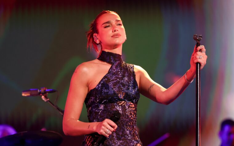 Dua Lipa obligée de changer de chorégraphie après avoir transpiré