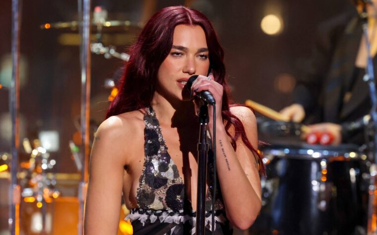 Dua Lipa se moque du mème « Allez, fille, ne nous donne rien » dans le monologue d'ouverture de « SNL »