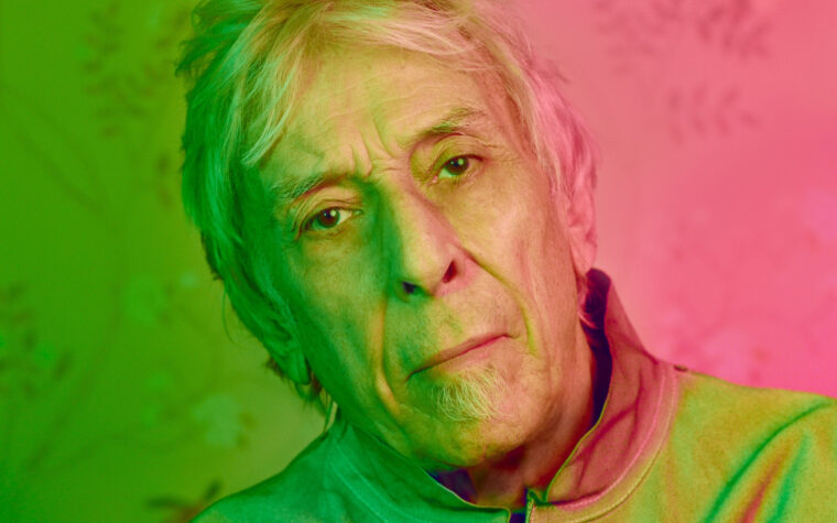 Écoutez le nouveau single dynamique de John Cale, « Shark-Shark »