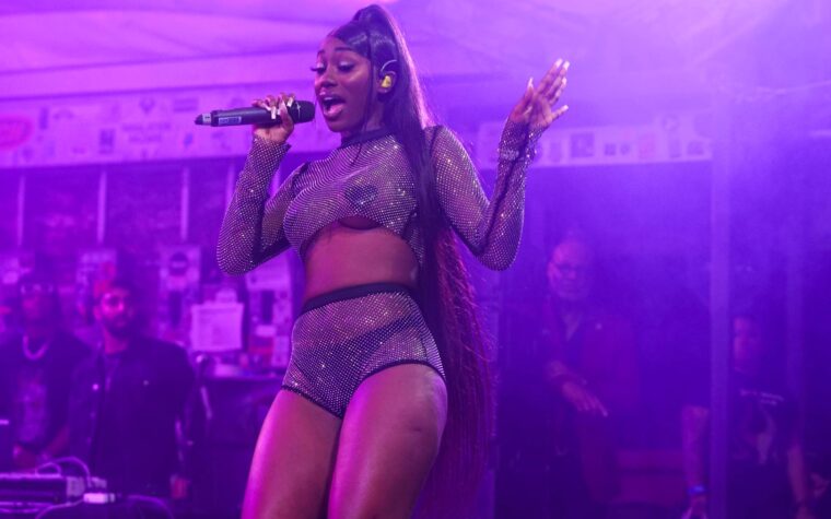 Flo Milli coupe le spectacle d'ouverture avec Gunna peu de temps après que des objets lui aient été lancés sur scène