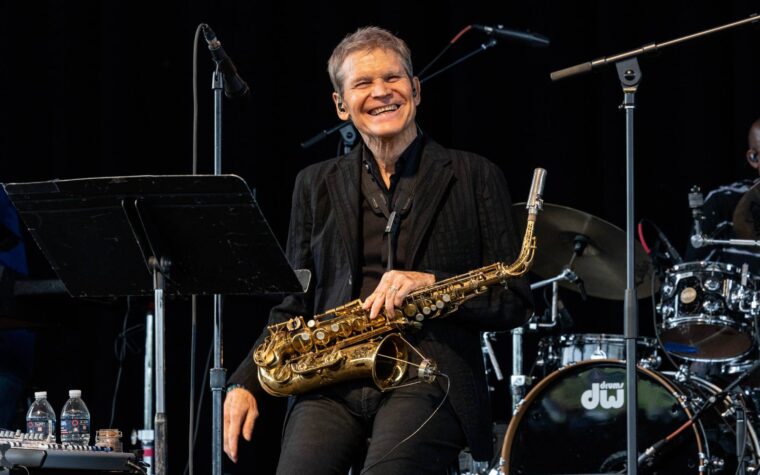 Hommages rendus après la mort de la légende du saxophone David Sanborn