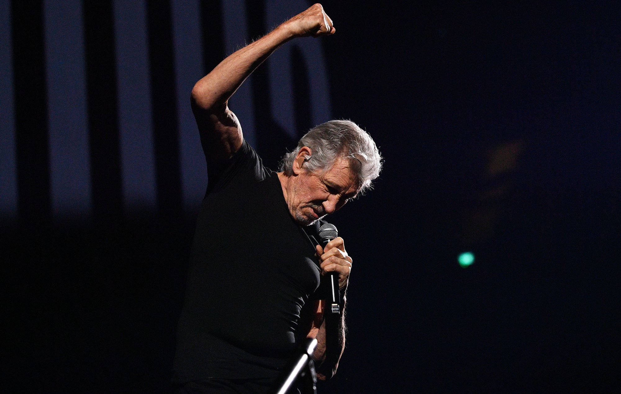 Roger Waters se produit sur scène à l'O2 Arena lors de la tournée « This is Not A Drill », le 6 juin 2023 à Londres
