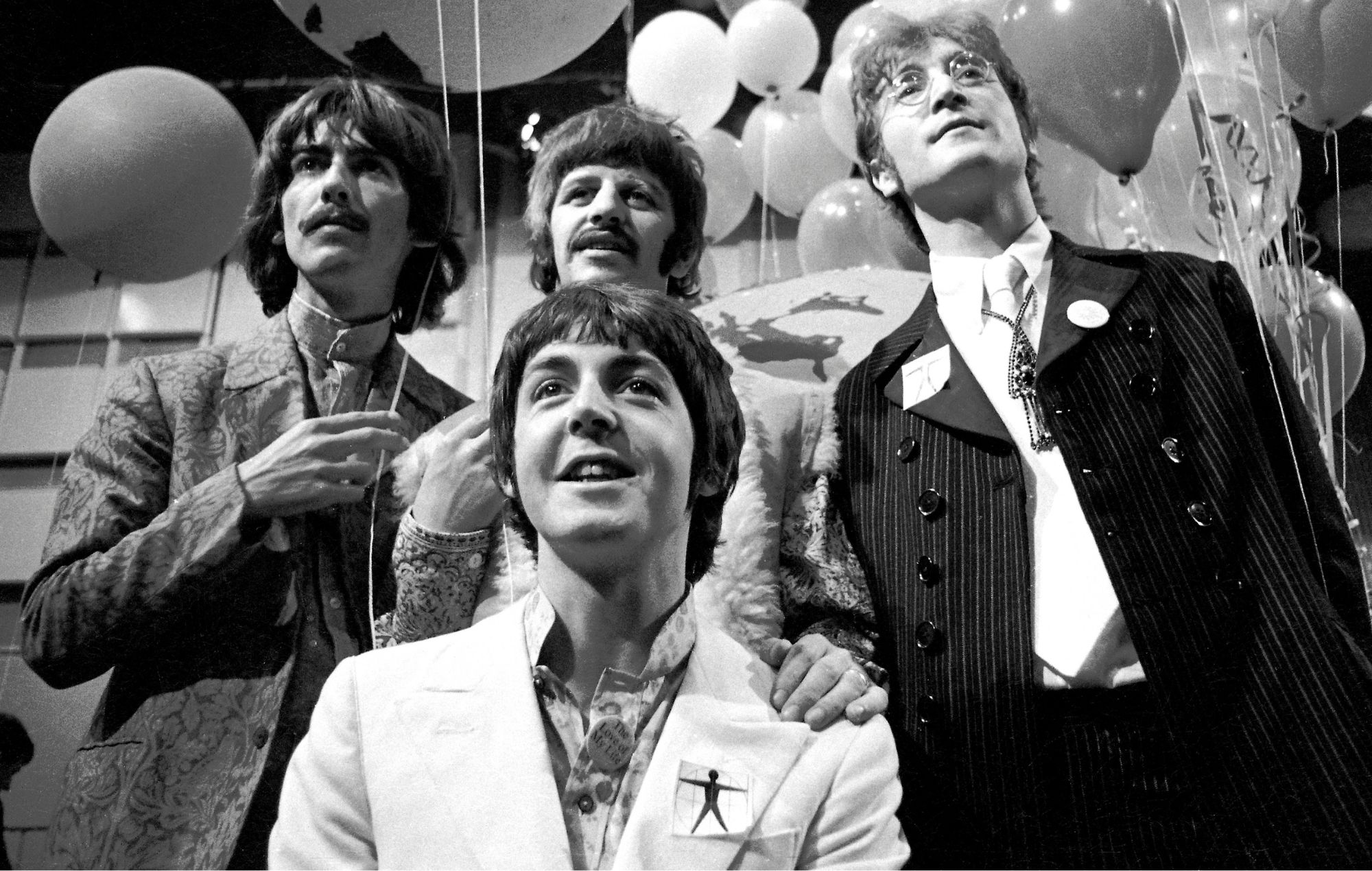 Les Beatles posent ensemble lors d'un appel à la presse pour promouvoir leur interprétation de la chanson « All You Need Is Love » dans le cadre de la diffusion par satellite mondiale « Our World », aux studios Abbey Road à Londres, le 24 juin 1967.