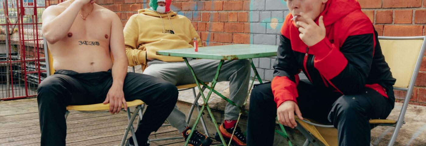 KNEECAP partage son nouveau single « Love Making » inspiré du garage et annonce une tournée aux États-Unis