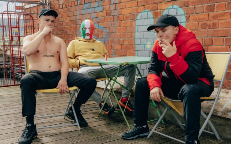 KNEECAP partage son nouveau single « Love Making » inspiré du garage et annonce une tournée aux États-Unis