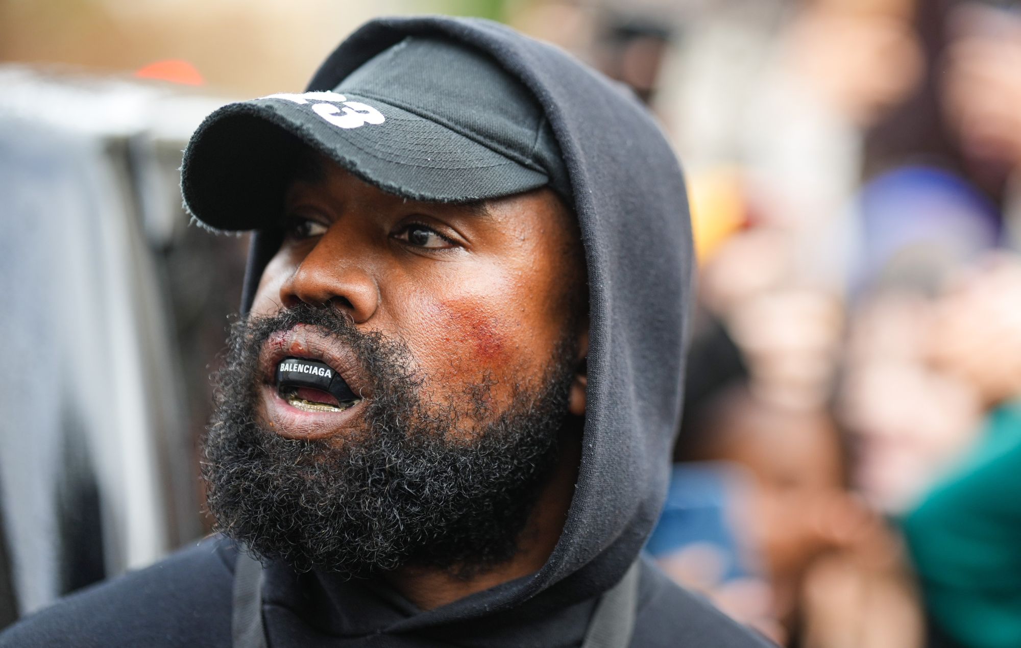 Kanye West alias Ye porte un protège-dents de boxe Balenciaga, devant Givenchy, lors de la Fashion Week de Paris - Prêt-à-porter femme printemps/été 2023 - Septième jour le 2 octobre 2022 à Paris