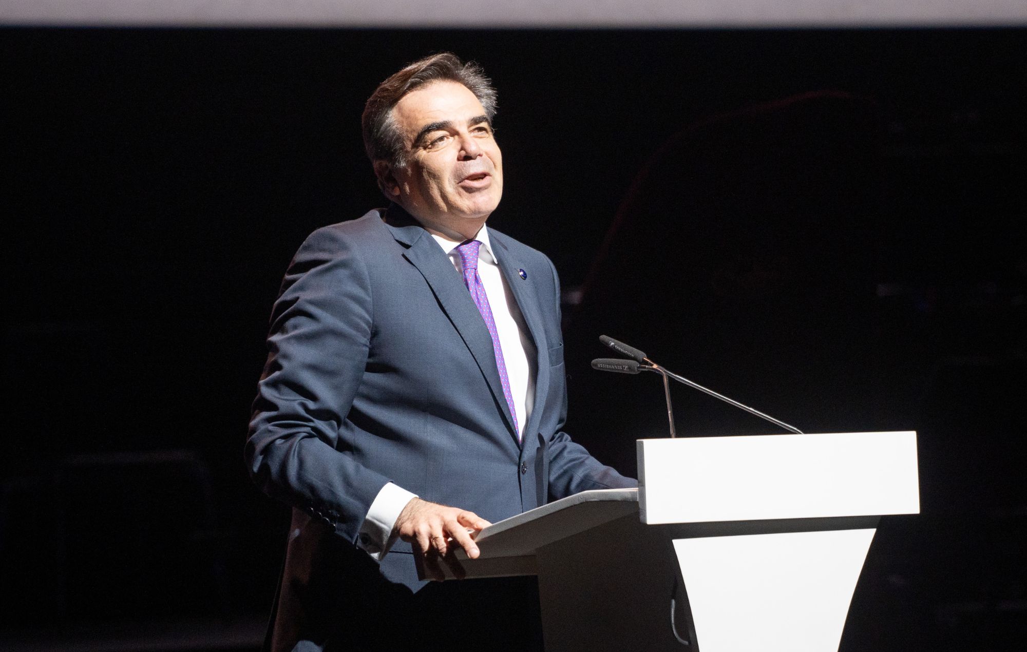 Le vice-président de la Commission européenne, Margaritis Schinas, prend la parole lors de la cérémonie d'ouverture, le 4 avril 2024, à Séville, en Andalousie, en Espagne. 