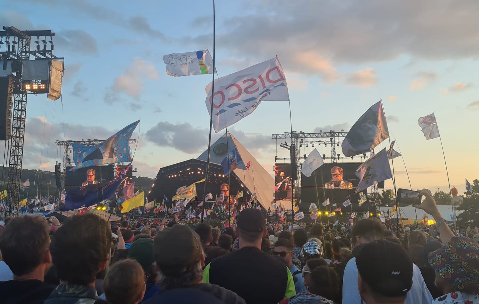 une photo du terrain de la Pyramid Stage au Glastonbury Festival 2023