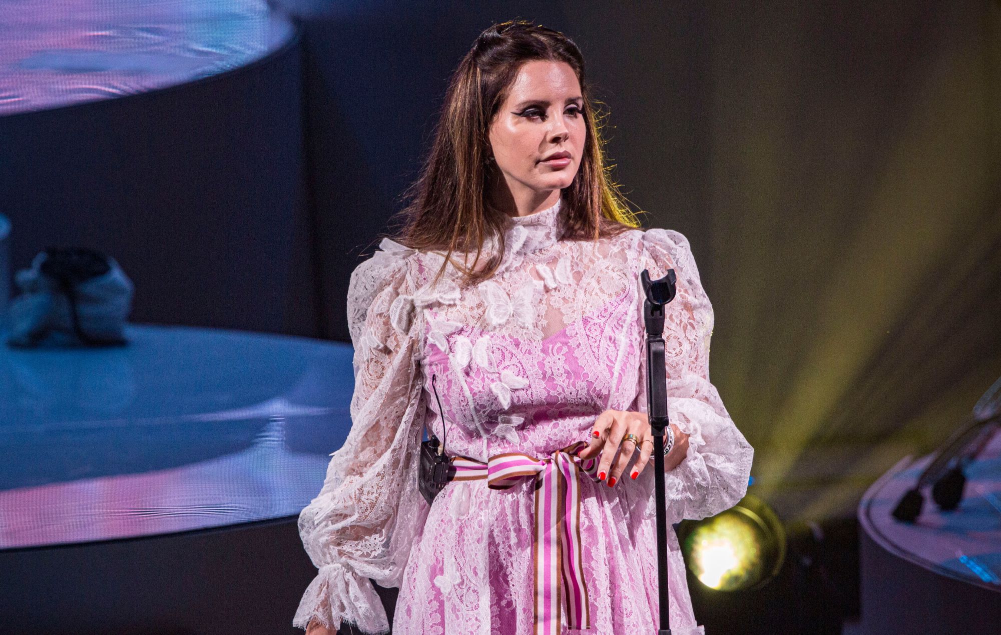 Lana Del Rey se produit sur scène