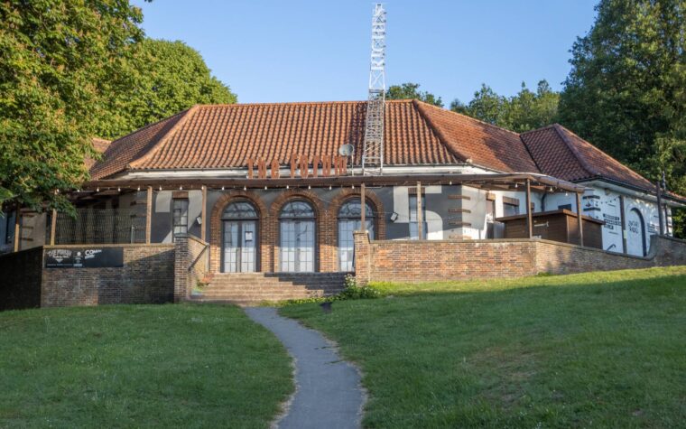 Le Tunbridge Wells Forum deviendra « le premier lieu du pays à introduire une taxe sur les billets à la base »
