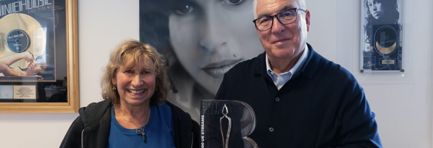Les parents d'Amy Winehouse acceptent le prix BRITs Billion en son nom