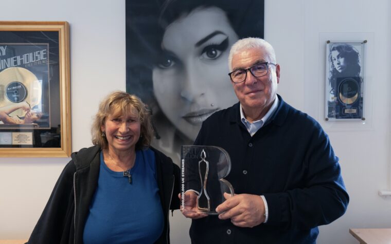 Les parents d'Amy Winehouse acceptent le prix BRITs Billion en son nom