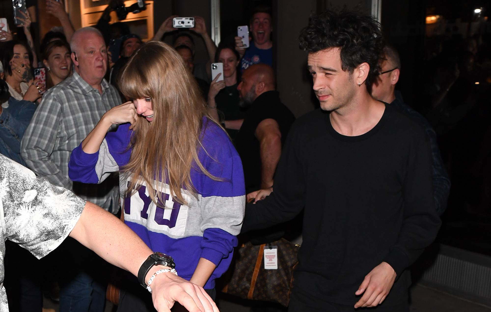 Taylor Swift et Matty Healy vus quitter le studio « The Electric Lady » à Manhattan le 16 mai 2023 à New York.  (Photo de Robert Kamau/GC Images)
