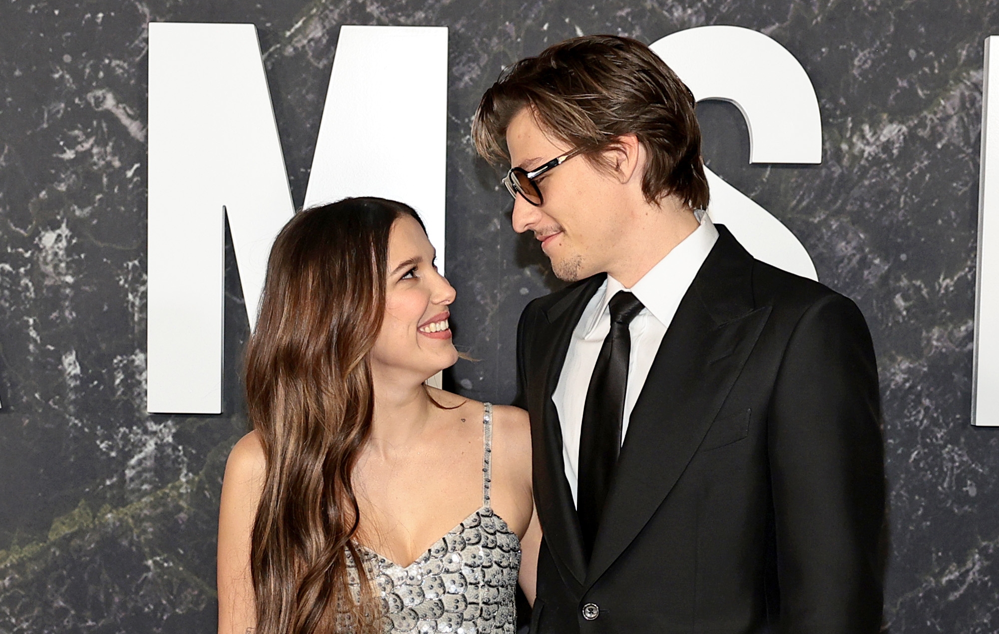 Millie Bobby Brown et Jake Bongiovi (Photo de Dimitrios Kambouris/Getty Images pour Netflix)
