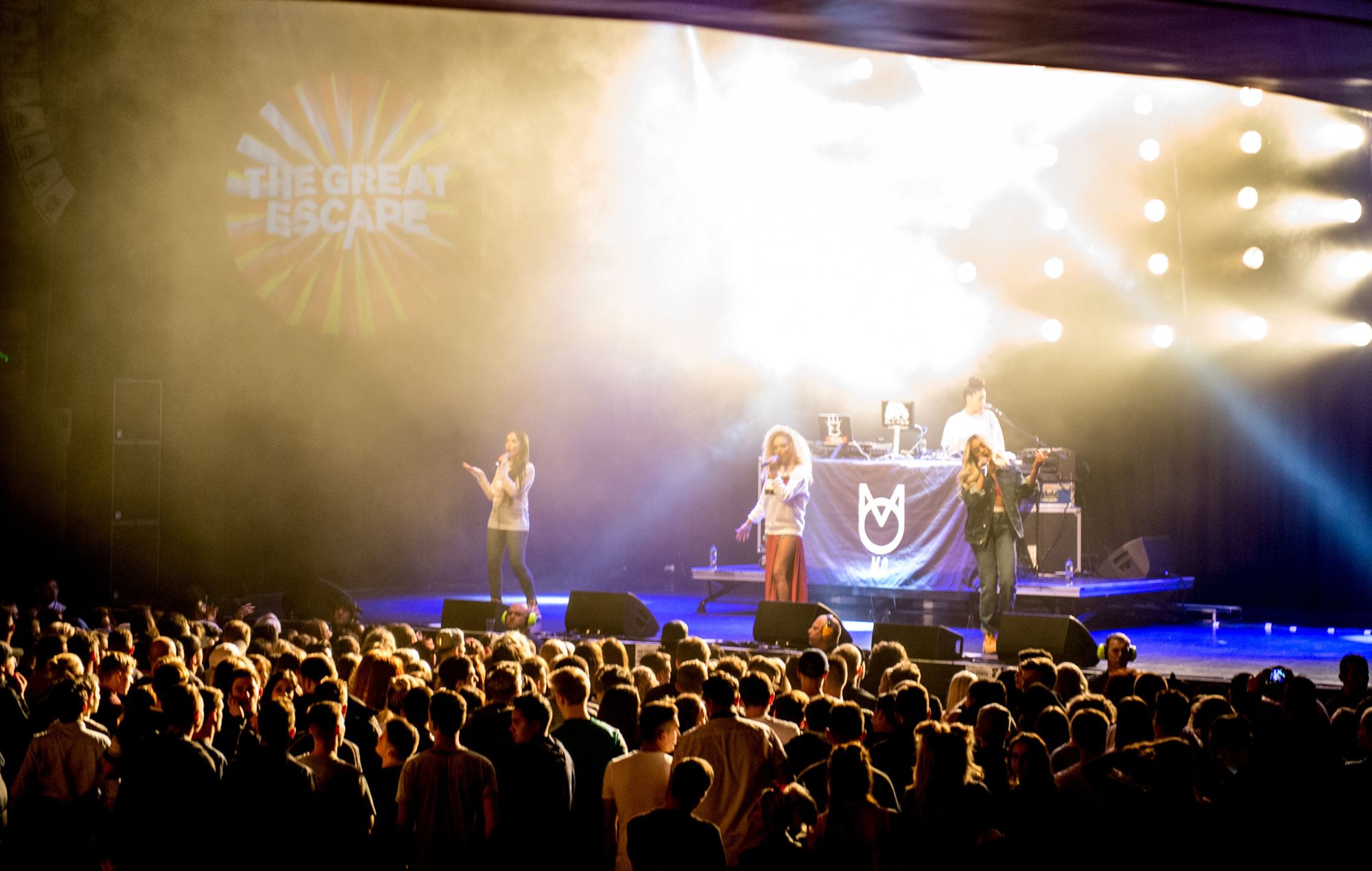 MO se produit sur scène au Brighton Dome le troisième jour de The Great Escape 2016, le 21 mai 2016 à Brighton, en Angleterre.