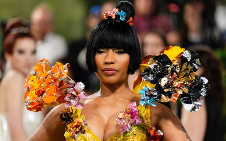 Nicki Minaj retransmet en direct sa propre arrestation à Amsterdam pour "port de drogue"