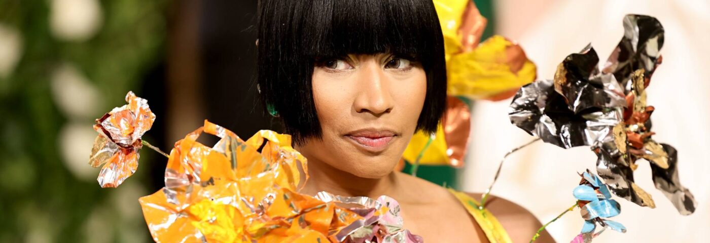 Nicki Minaj s'excuse pour l'annulation de Manchester et dit qu'elle a été détenue dans une cellule de prison aux Pays-Bas pendant « 5 à 6 heures »