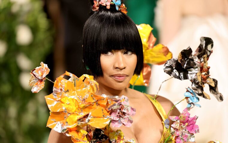 Nicki Minaj s'excuse pour l'annulation de Manchester et dit qu'elle a été détenue dans une cellule de prison aux Pays-Bas pendant "5 à 6 heures"