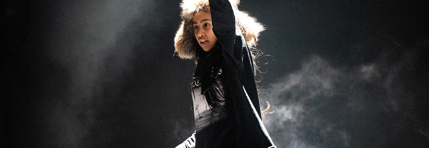 North West interprète la chanson « Le Roi Lion » lors d'un concert de Disney