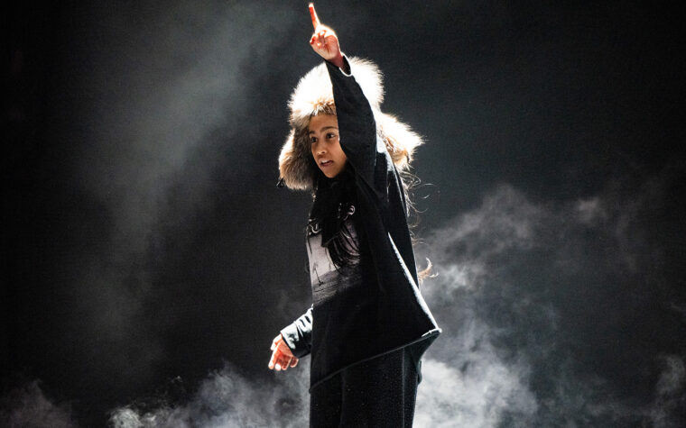 North West interprète la chanson "Le Roi Lion" lors d'un concert de Disney