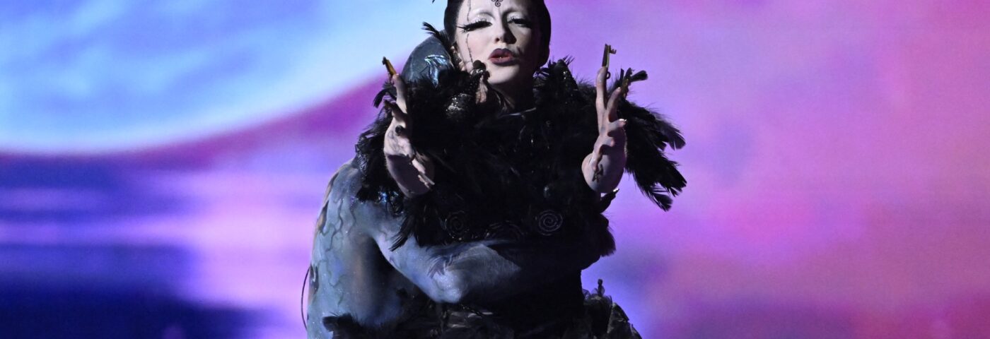 Regardez Bambie Thug proclamer « l'amour triomphera de la haine ! »  à la fin de leur puissante performance à l'Eurovision