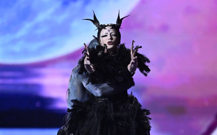 Regardez Bambie Thug proclamer « l'amour triomphera de la haine ! »  à la fin de leur puissante performance à l'Eurovision