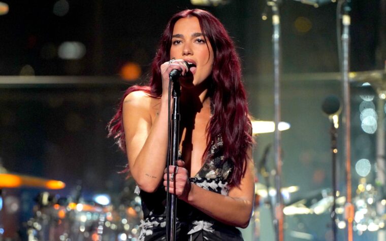 Regardez Dua Lipa jouer une scène surprise à Times Square