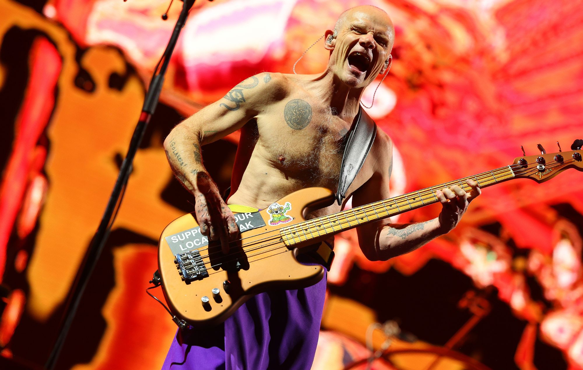 Le bassiste Flea des Red Hot Chili Peppers se produit au US Bank Stadium le 8 avril 2023.